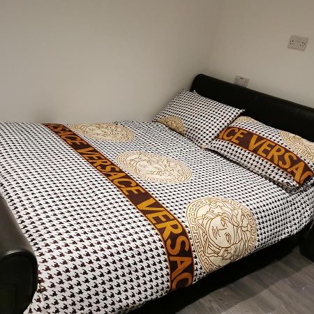 Studio Self Contained Double Bedroom Лондон Екстериор снимка