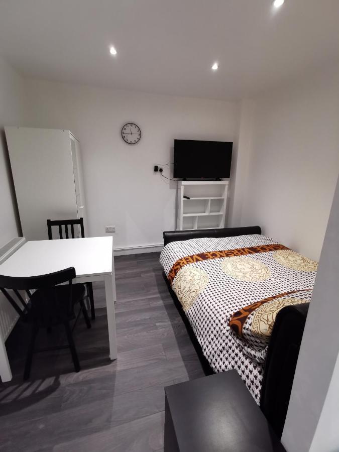 Studio Self Contained Double Bedroom Лондон Екстериор снимка