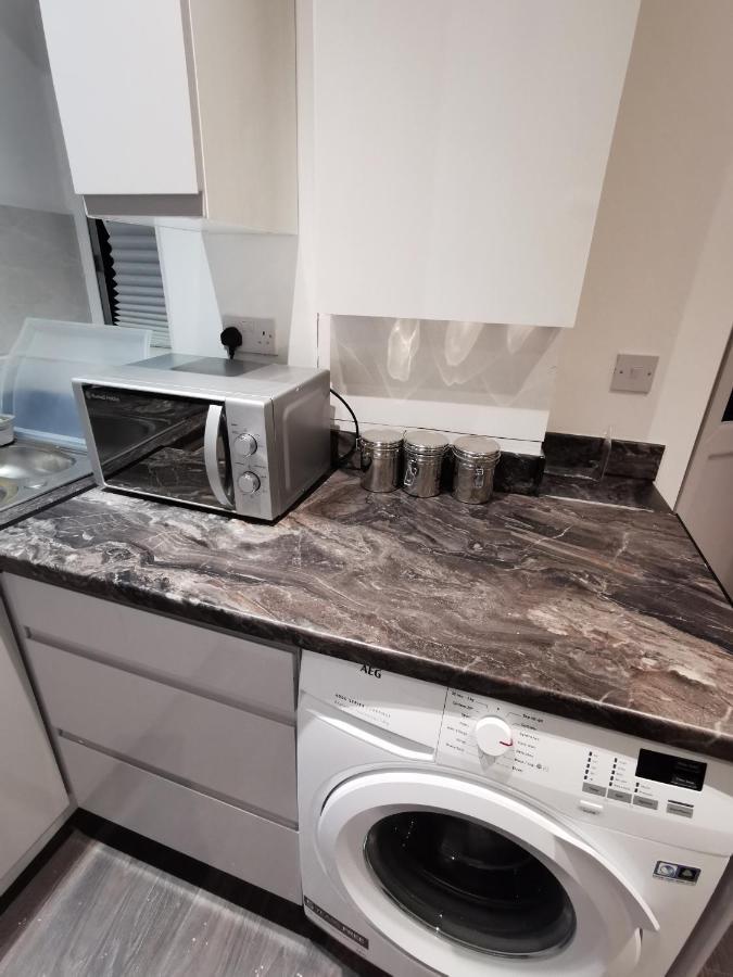 Studio Self Contained Double Bedroom Лондон Екстериор снимка