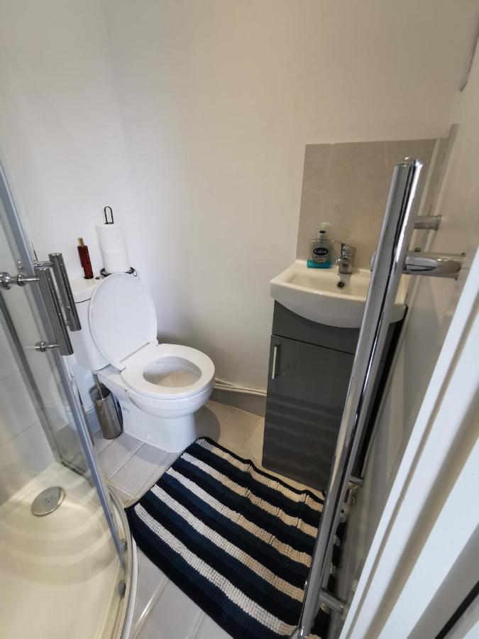 Studio Self Contained Double Bedroom Лондон Екстериор снимка